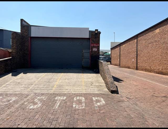180M² WAREHOUSE TO LET IN FONTAINEBLEAU